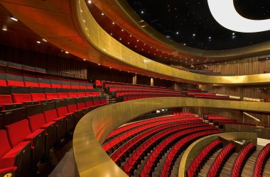 Für das Musiktheater Linz wurde eine spezielle goldenfarbene Beschichtung von SFK entwickelt.