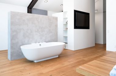 Badezimmermöbel in Sichtbeton-Optik mit schlichten Schränken (Foto: Akkurat Identity)