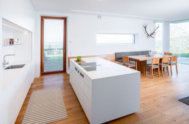 Moderne Küche mit wohnlichem Essbereich und Massivholztisch (Foto: Akkurat Identity)