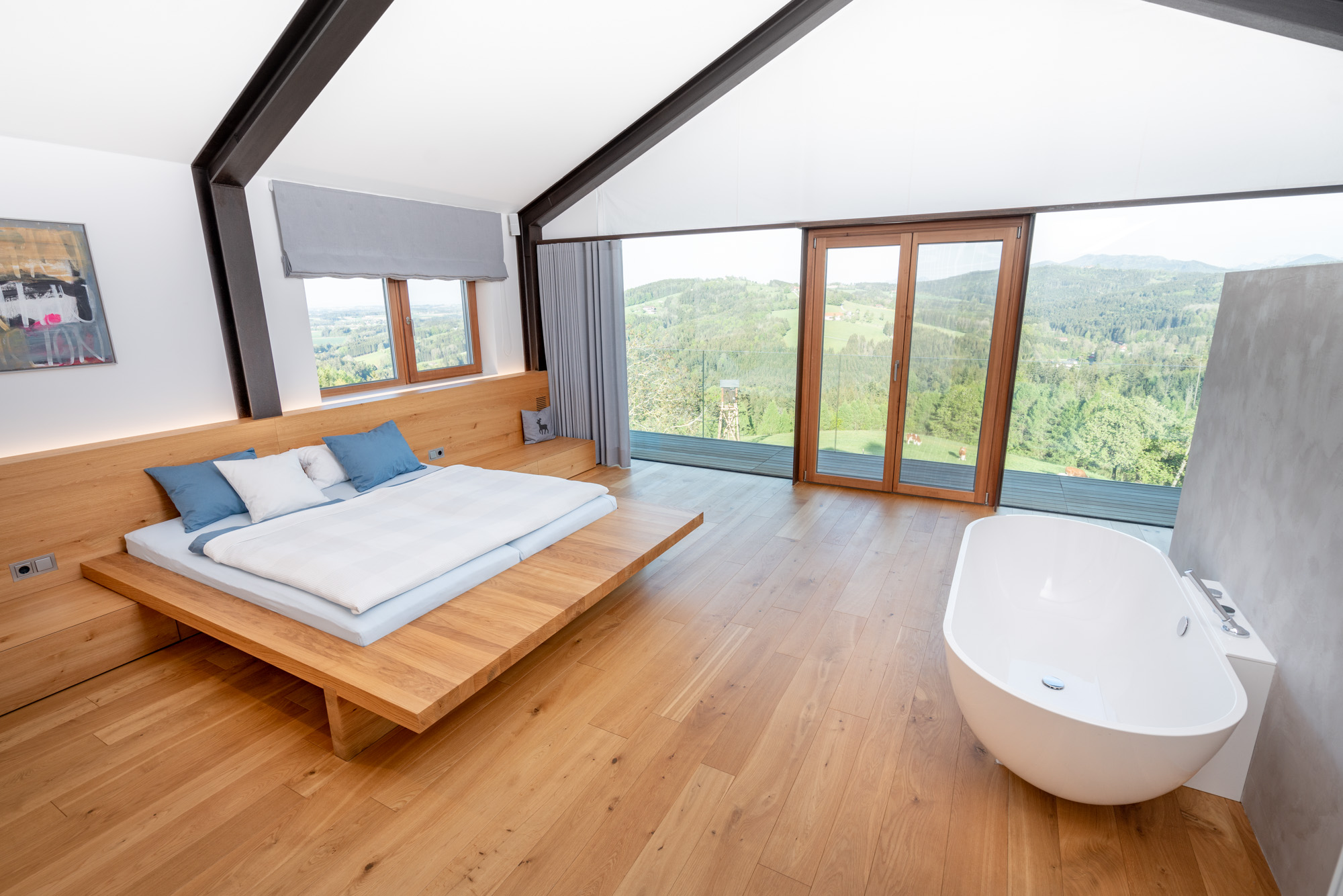 Schlafzimmer mit hochwertiger Wanne und Ausblick ins Salzkammergut